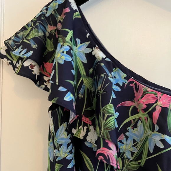 Floral cocktail dress, mini with one sleeve. Flowy and so comfortable- size 0 - Picture 2 of 3